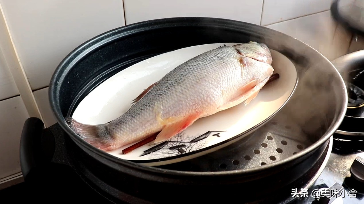 清蒸鲈鱼的正确做法鲜嫩无腥味,大厨教你清蒸鲈鱼的正确做法