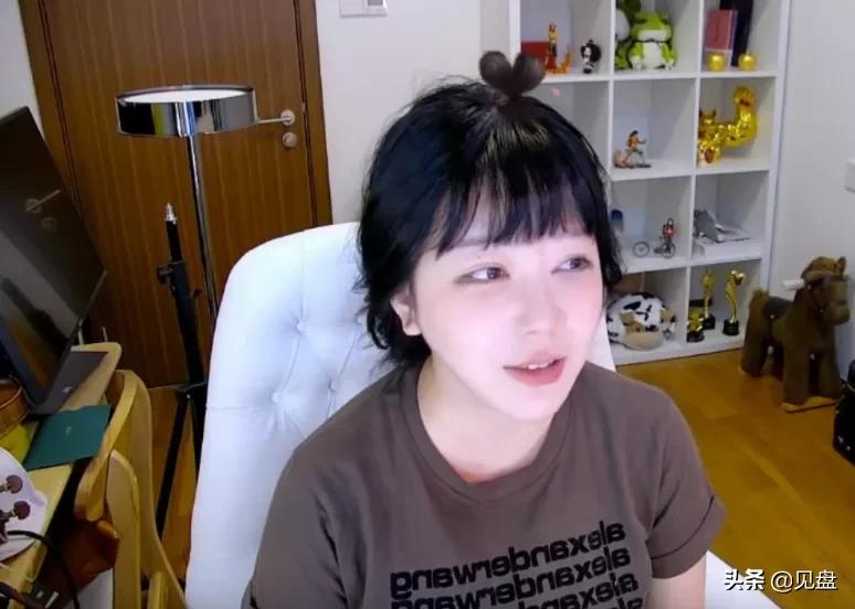 刘飞儿为甜品店研发新品，以身试“毒”上吐下泻