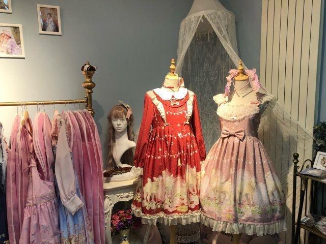 这种服装的实体店很奇怪，开在人迹罕至的大楼里，衣服还不让试穿