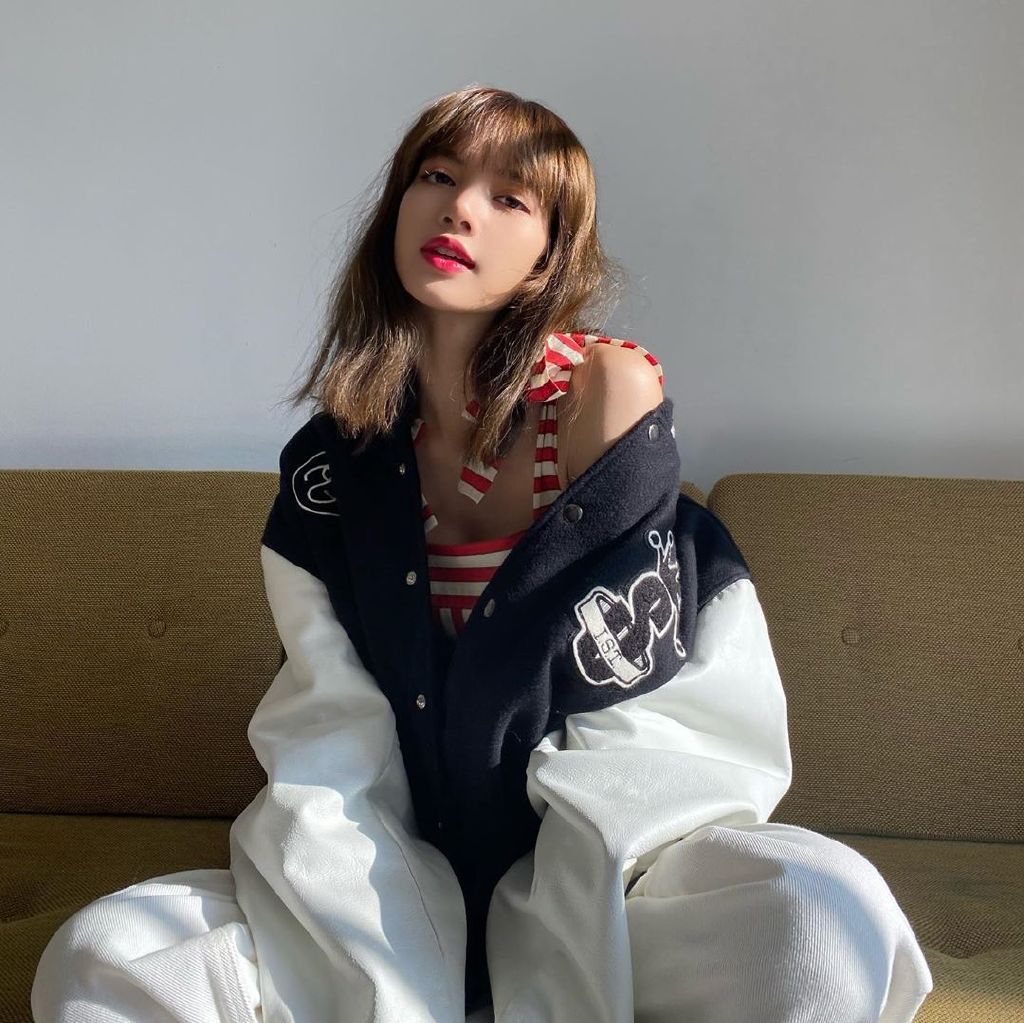 Lisa晒*服私**照，穿红白条纹吊带配拼接棒球服，明艳不失小性感