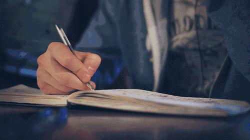 爸爸严厉的惩罚儿子视频,严厉的爸爸惩罚小孩跪搓衣板