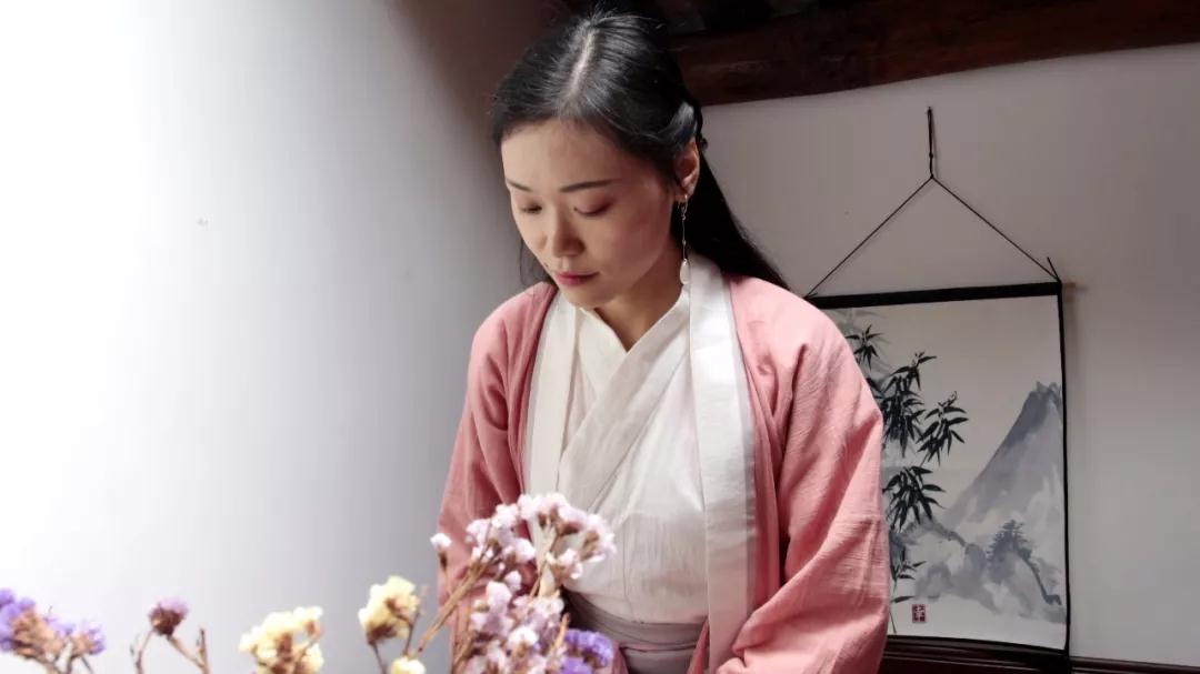 山崖上的徽派民宿,民宿古香古色的徽派民宿