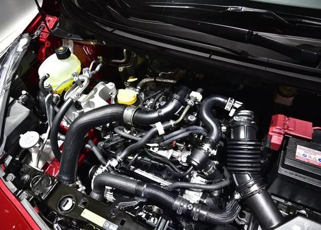 日产玛驰和飞度哪个空间大,日产玛驰三厢2019款