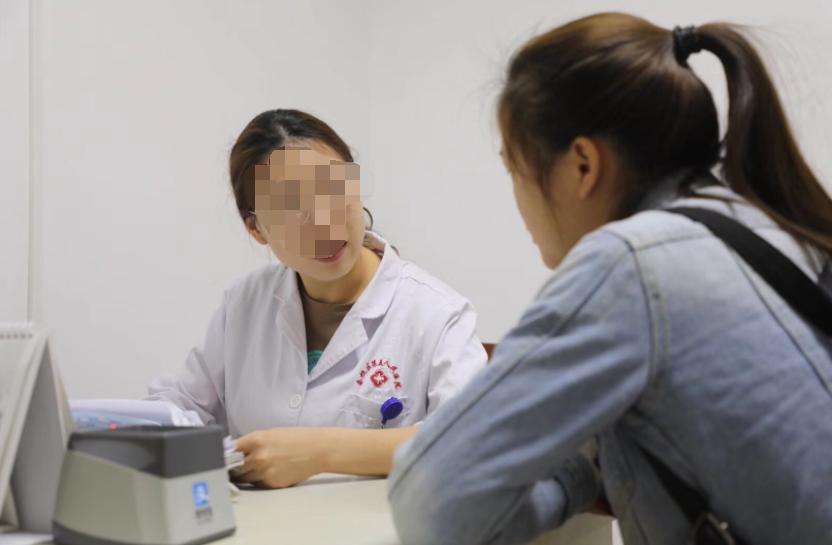 那个流产了7次的女孩又来了，主任看了眉头一皱，让去皮肤科