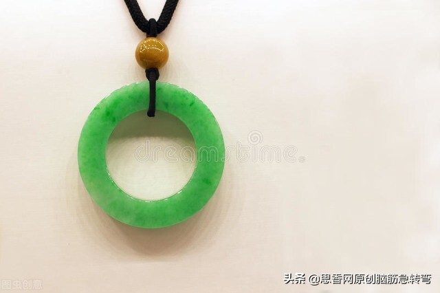 白色包皮方又小，包的翡翠和玛瑙，游到汉口不见了（打一食物）