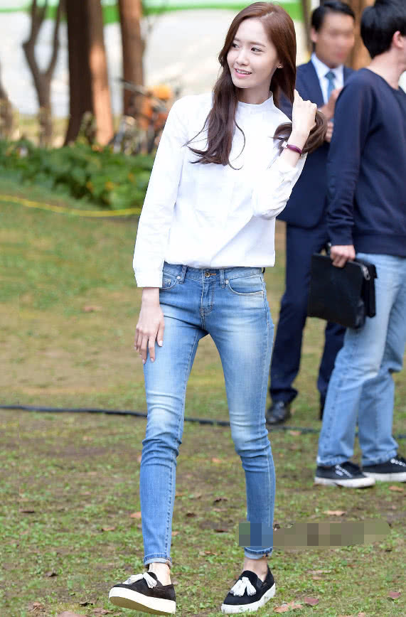 林允儿穿搭被吐槽膀大腰粗,林允儿被人嫌弃