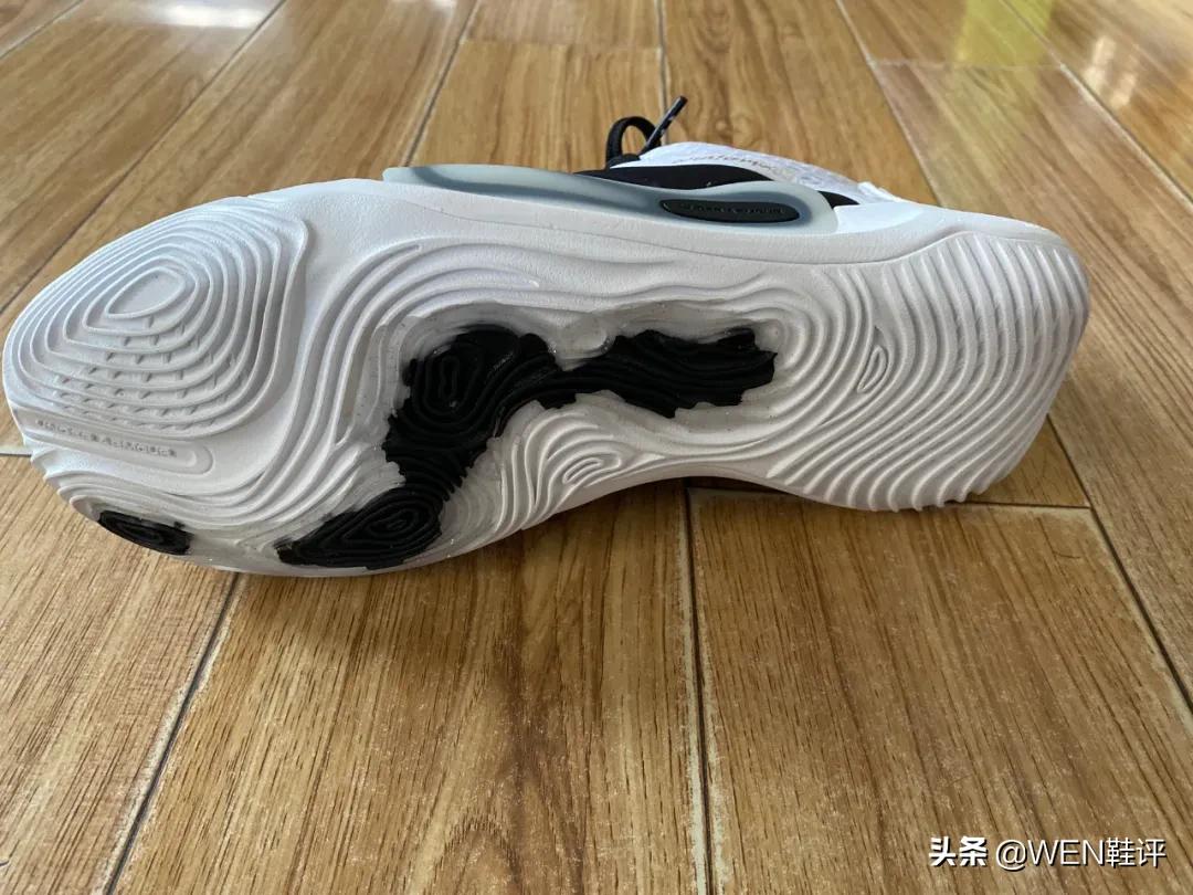 *男猛**必入鞋款?在NBA赛场上出现的“最后”一双UA球鞋值得被铭记