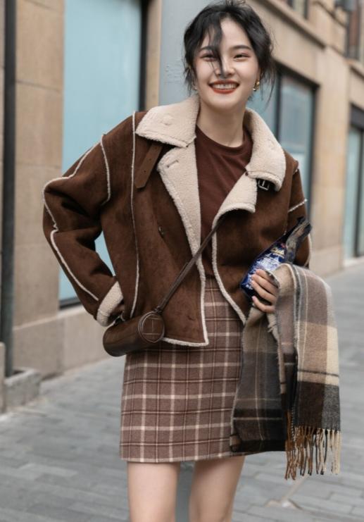 2022年流行皮毛一体外套,2020年皮毛一体格子外套搭配