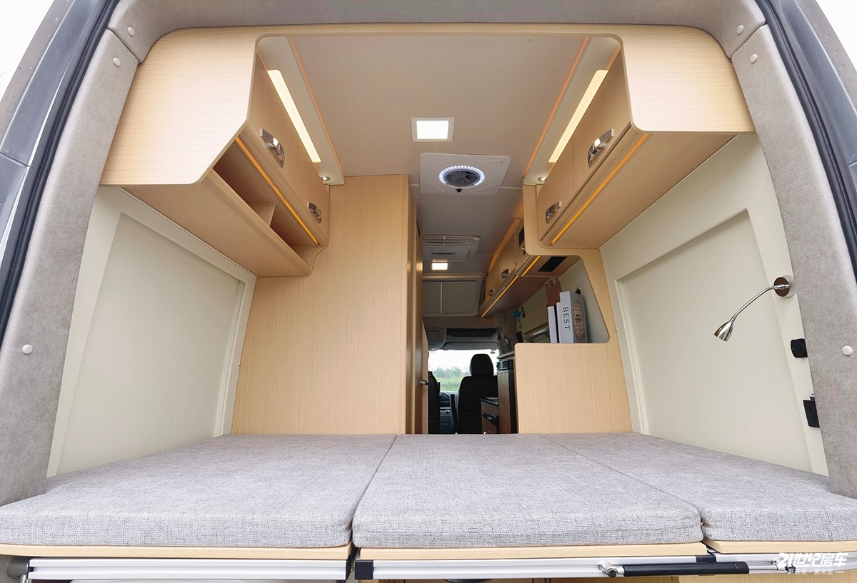 想要大空间？没门！恒温系统打造舒适二人世界，卫航V590B型房车