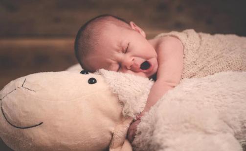 满3个月的宝宝有哪些表现,满三个月婴儿发育标准