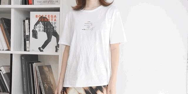 t恤下摆打结方法步骤抖音慢动作,教你一招t恤正确穿法