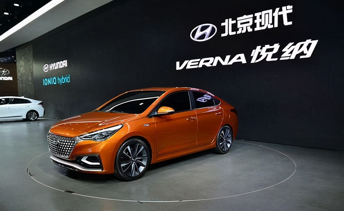 小伙喜提新款桑塔纳手动舒适,年轻人的第一辆车买电车还是油车