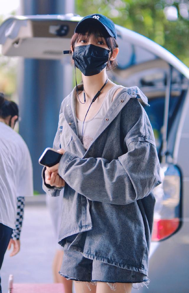 曾可妮超模写真,曾可妮机场穿搭蓝色上衣短裤