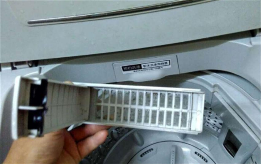 为什么洗衣机洗完衣服有油渍,洗衣机洗的衣服好多白毛怎么办