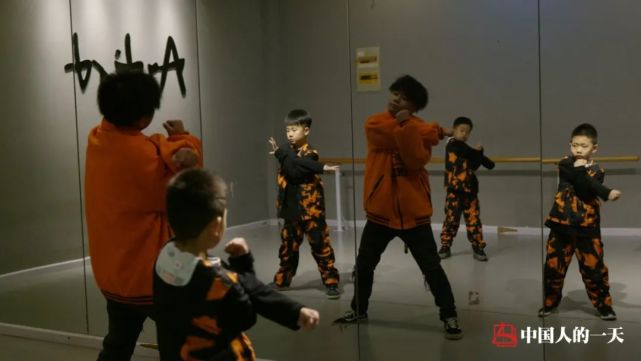 00后武汉封城期间一首《武汉加油》唱火,为谋生曾送外卖摆地摊