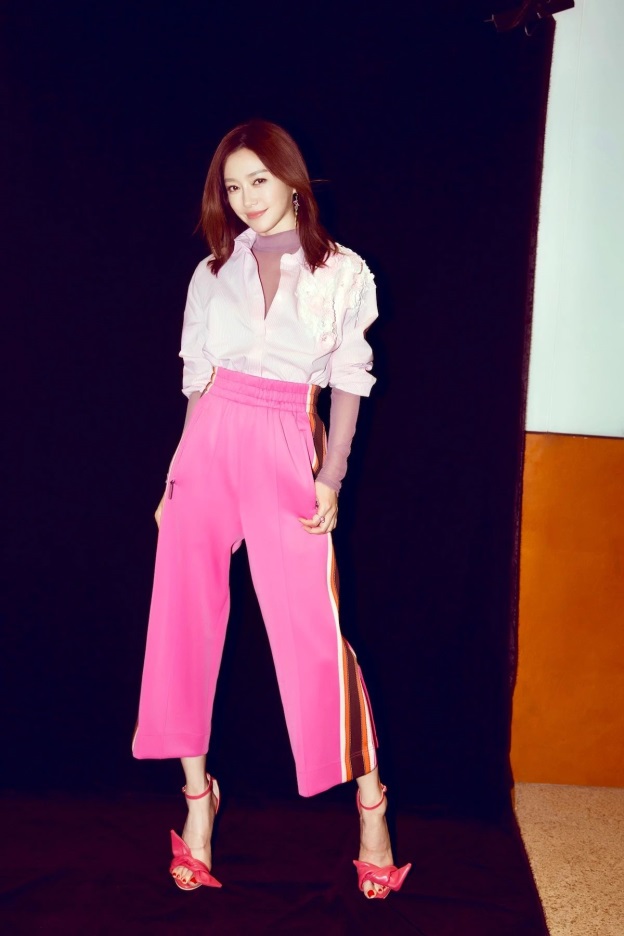 嫌弃“校服裤”太丑不想穿?今夏get这3个小技巧,谁穿谁时髦