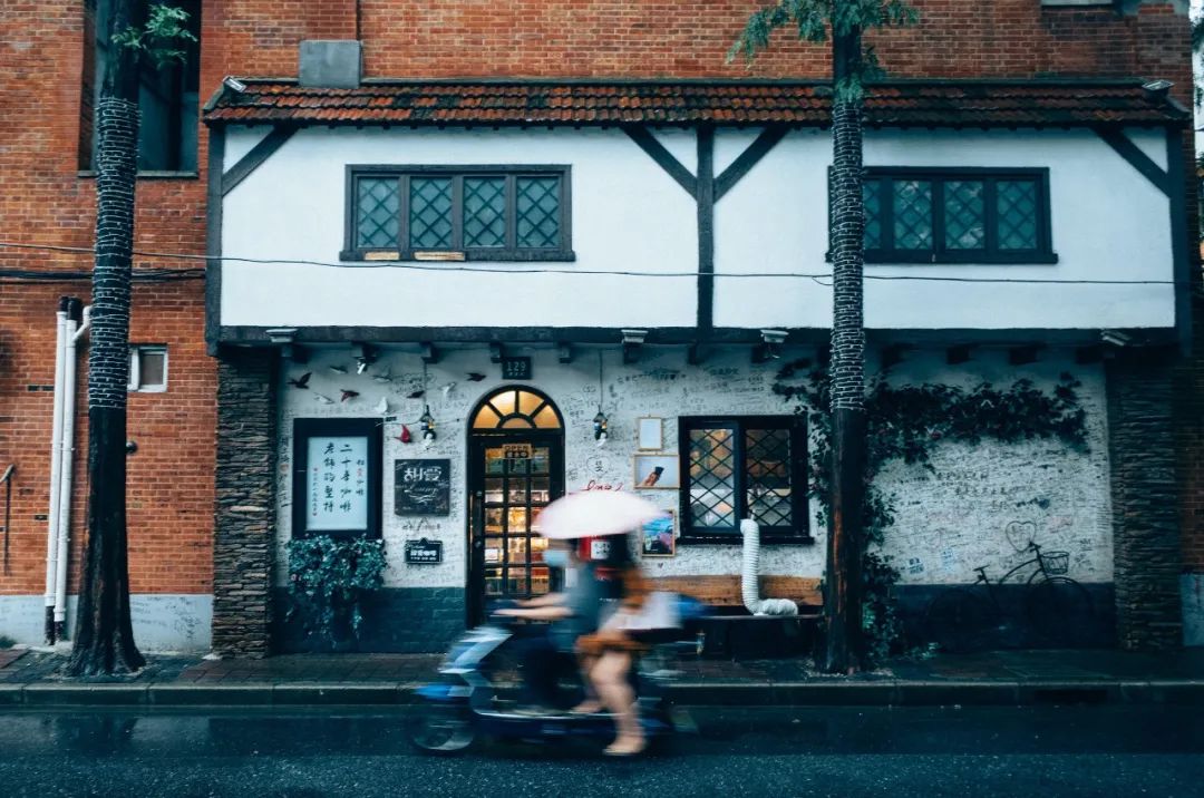 下雨天在雪地里跳舞,雨天跳舞