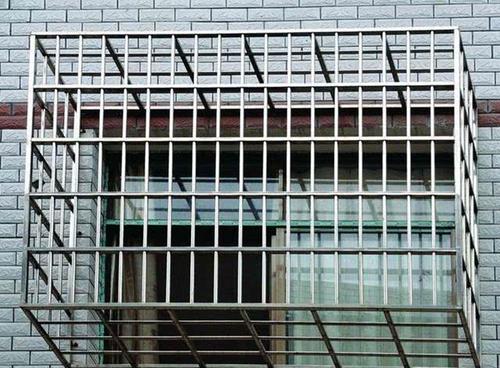 高层物业不让安隐形防盗网合理吗,物业不允许装防盗窗合法吗