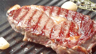 在家做牛排比西餐厅还好吃试试吧,在家也能做出美味的牛排的说说