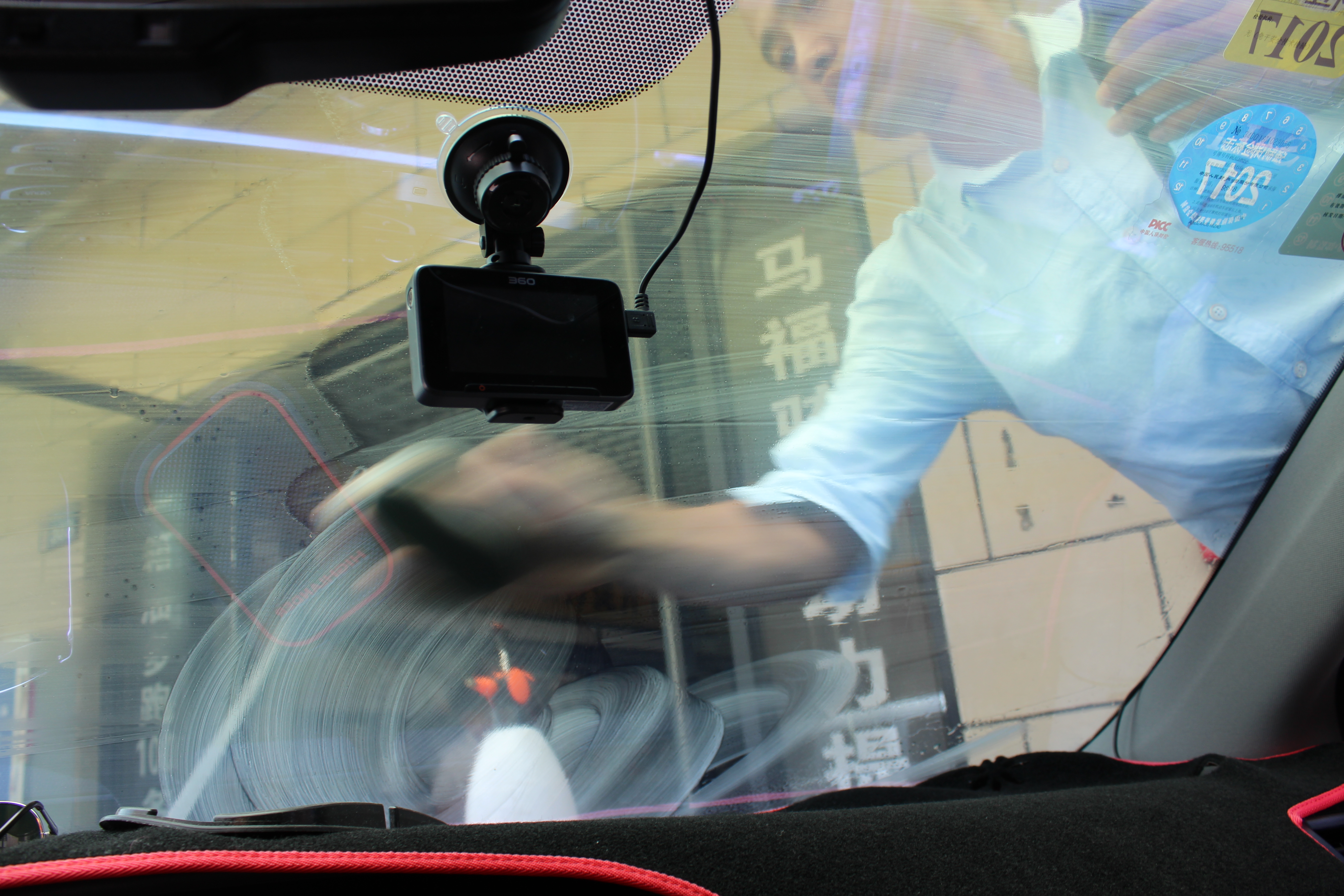 被改装店忽悠300元安装的水弹镀膜雨刷，真的有效果吗？