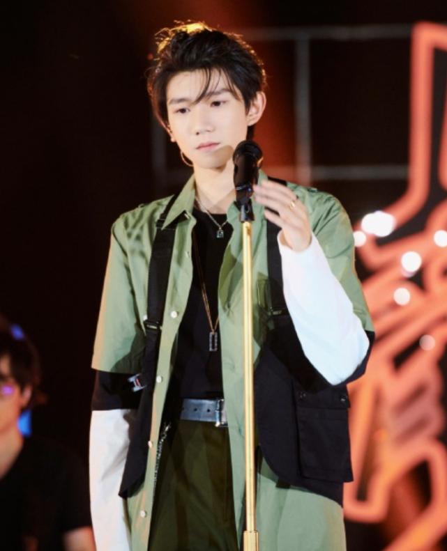 王源年轻的时候,王源小时候和现在对比变了又没变