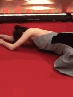 柳岩又摔倒了！在一次成功跌上焦点，艳压全场，网友跌的好