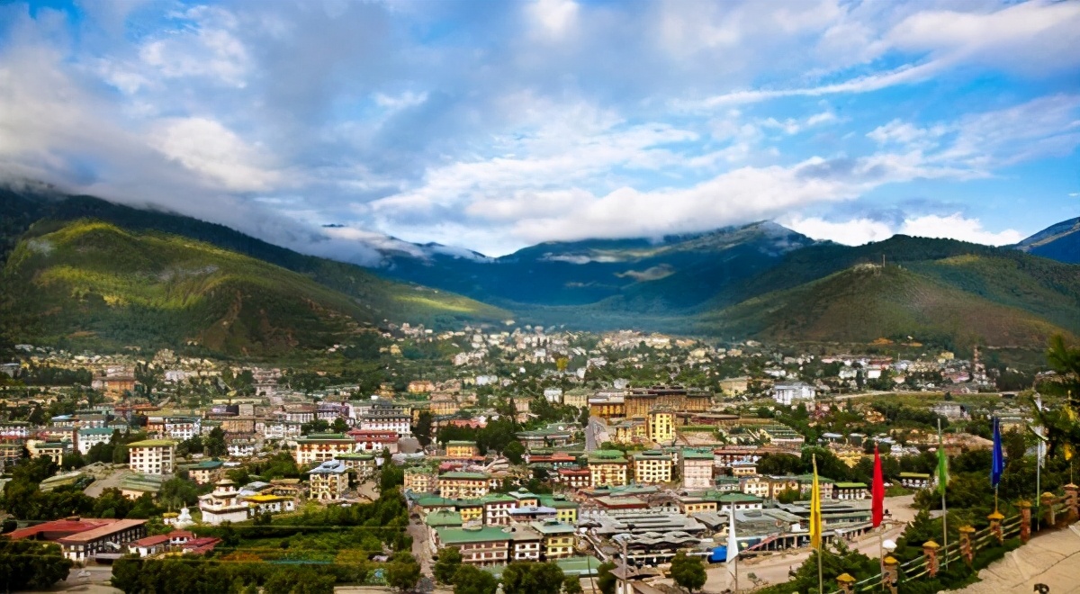 唯一不与中国建交的邻国，*旗国**上印着四爪金龙，原本是我国领土