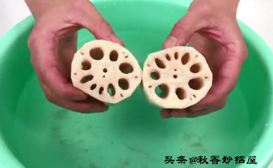 莲藕怎样清洗藕洞里面全是泥沙,清洗莲藕里面的淤泥最好办法