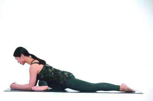 60岁钟楚红近照潇洒,59岁钟楚红气质依旧