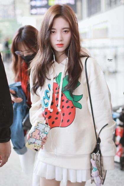 鞠婧祎穿黄色卫衣配羊羔毛,鞠婧祎穿搭白鞋