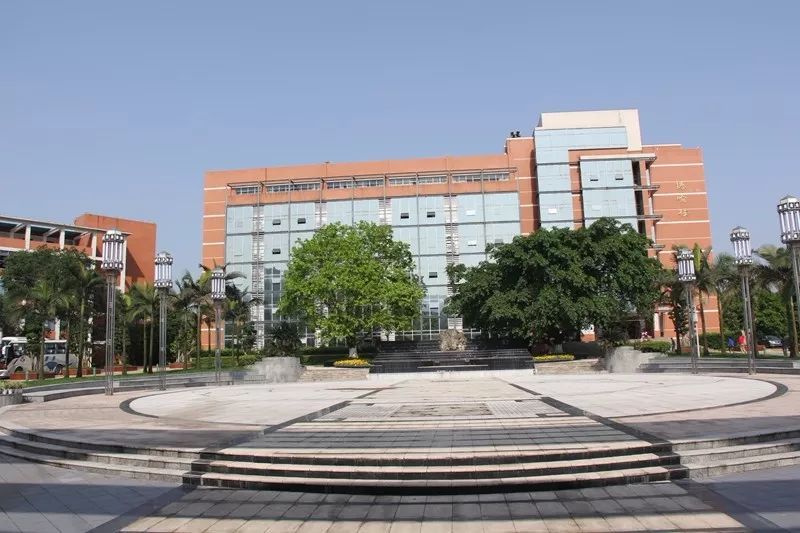 泸州高中与泸县二中哪个更强,泸州高中好还是合江中学好