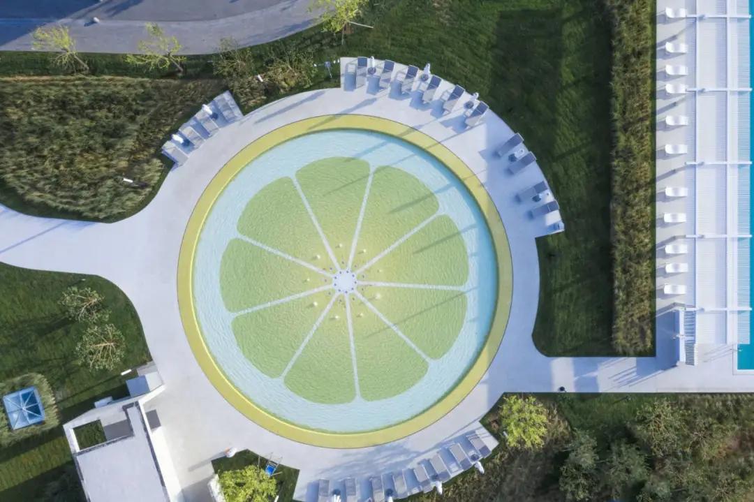 夏日泳池风景,夏日玩水胜地无边际泳池