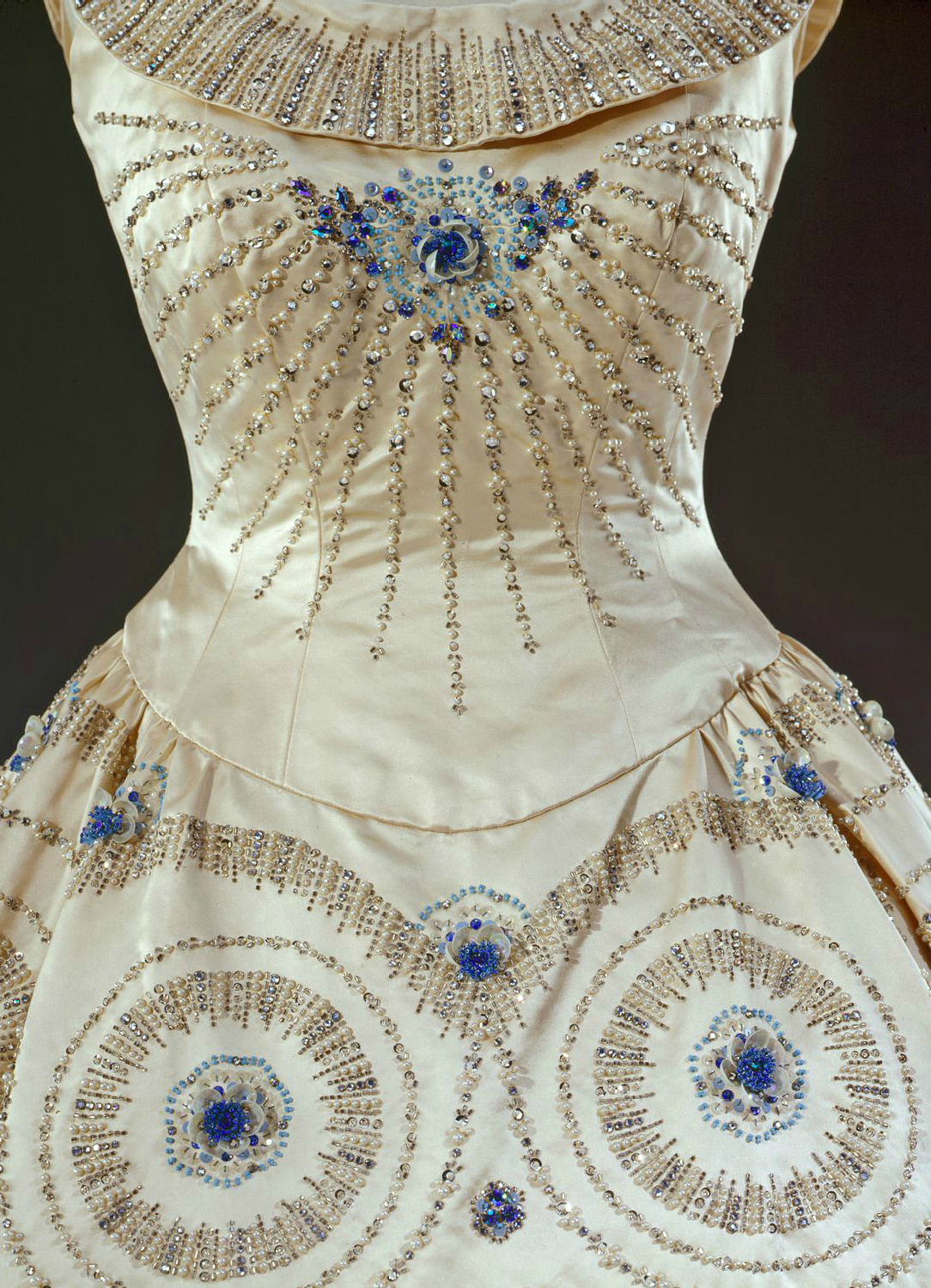 英女王高贵优雅的一生,英女王高贵气质的视频