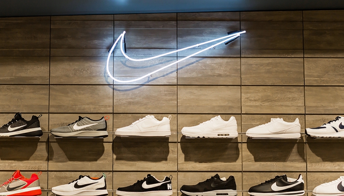 某男子买假鞋退真鞋,警方打击卖假鞋