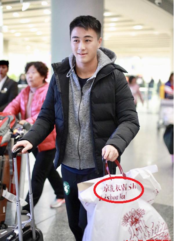 何猷君和四太现身深圳机场,奶爸何猷君迎25岁生日