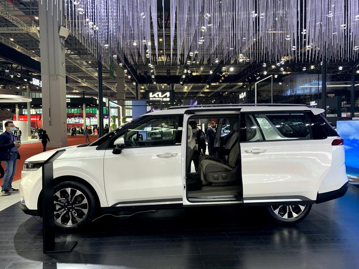 对标别克gl8的商务车,别克gl8公务舱跟起亚嘉华比怎么样