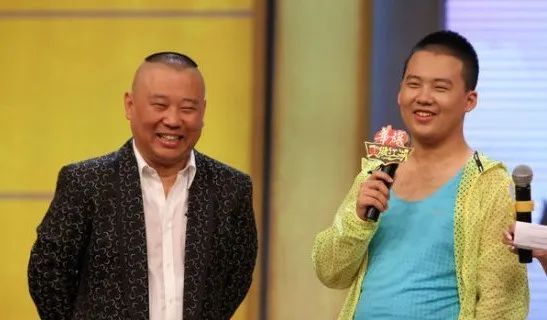 7岁女童案板下学习一个月走红,湖北7岁女孩躲菜市场案板下上课