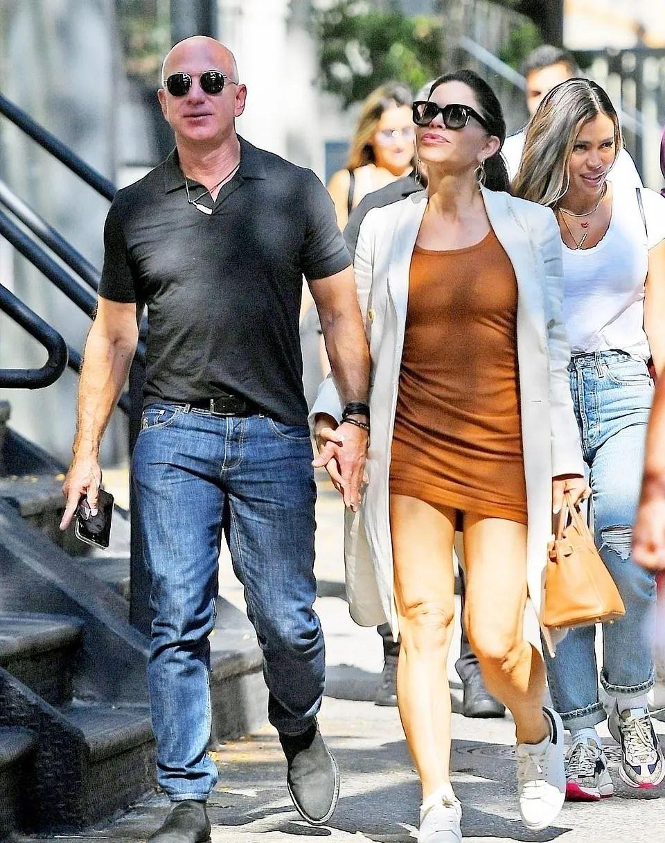 贝佐斯女友当街亲他一脸口红，浑身巨钻，富婆气息，转正的节奏？