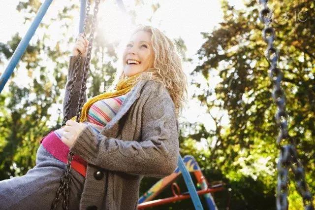 冬日里的漂亮准妈妈