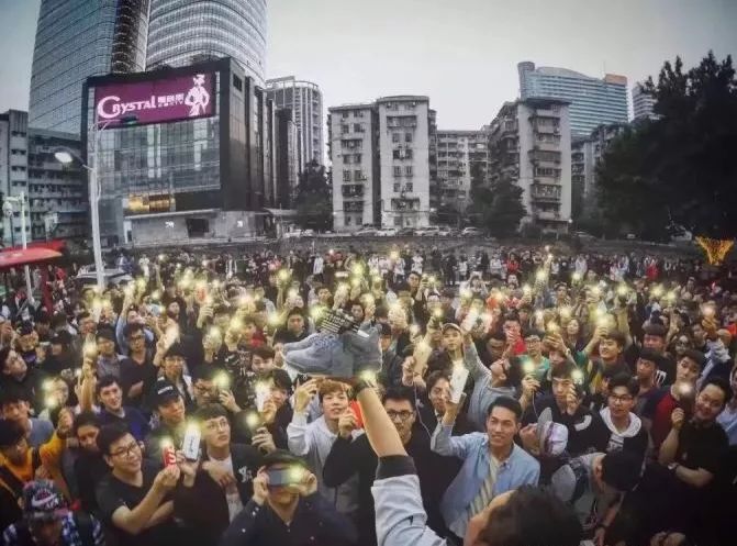 藤原浩和权志龙联名雏菊多少钱,权志龙联名球鞋被抢光