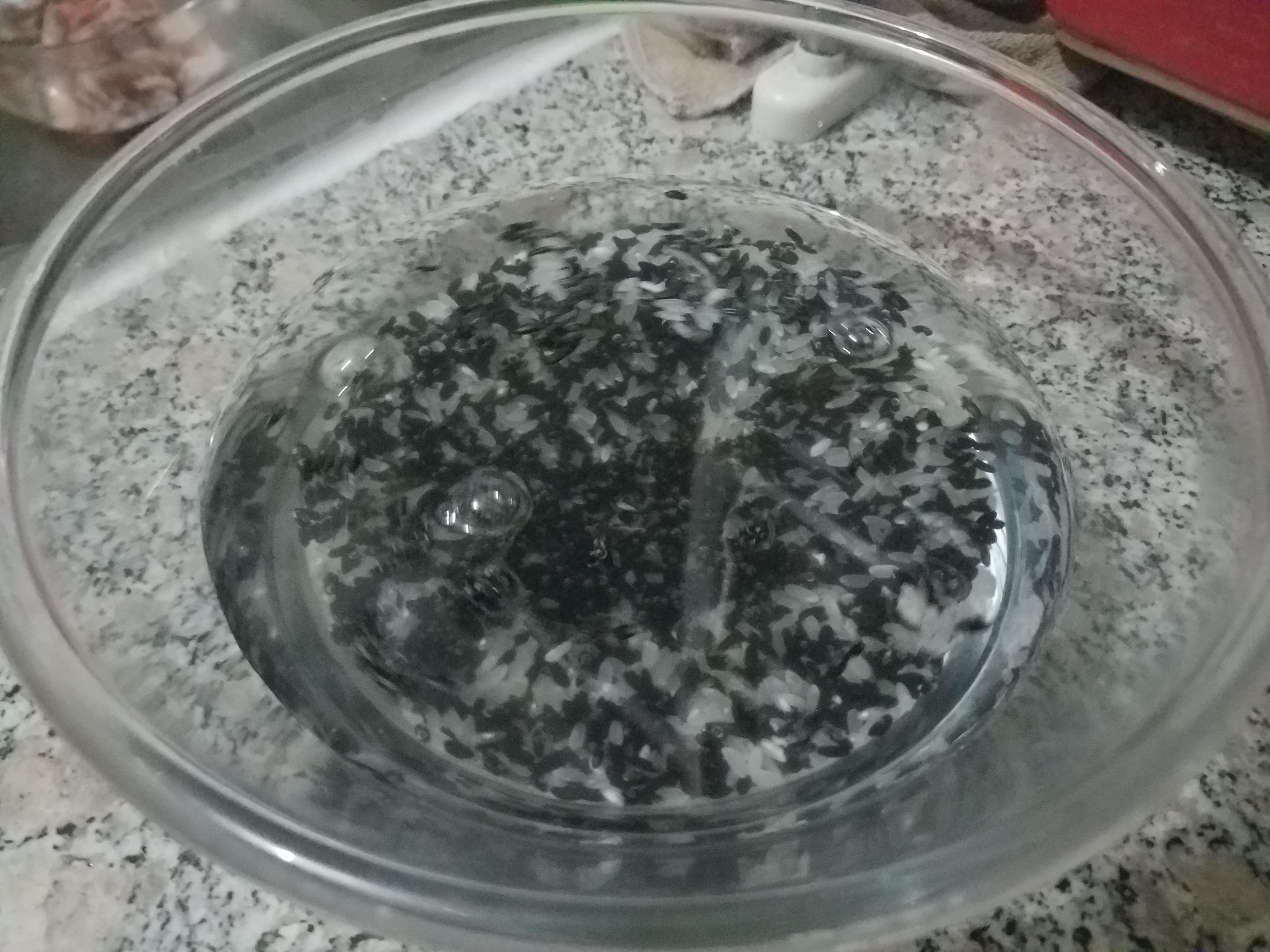 面包机也可以做煲仔饭哟，排骨黑米煲仔饭，就是这么的简单好吃