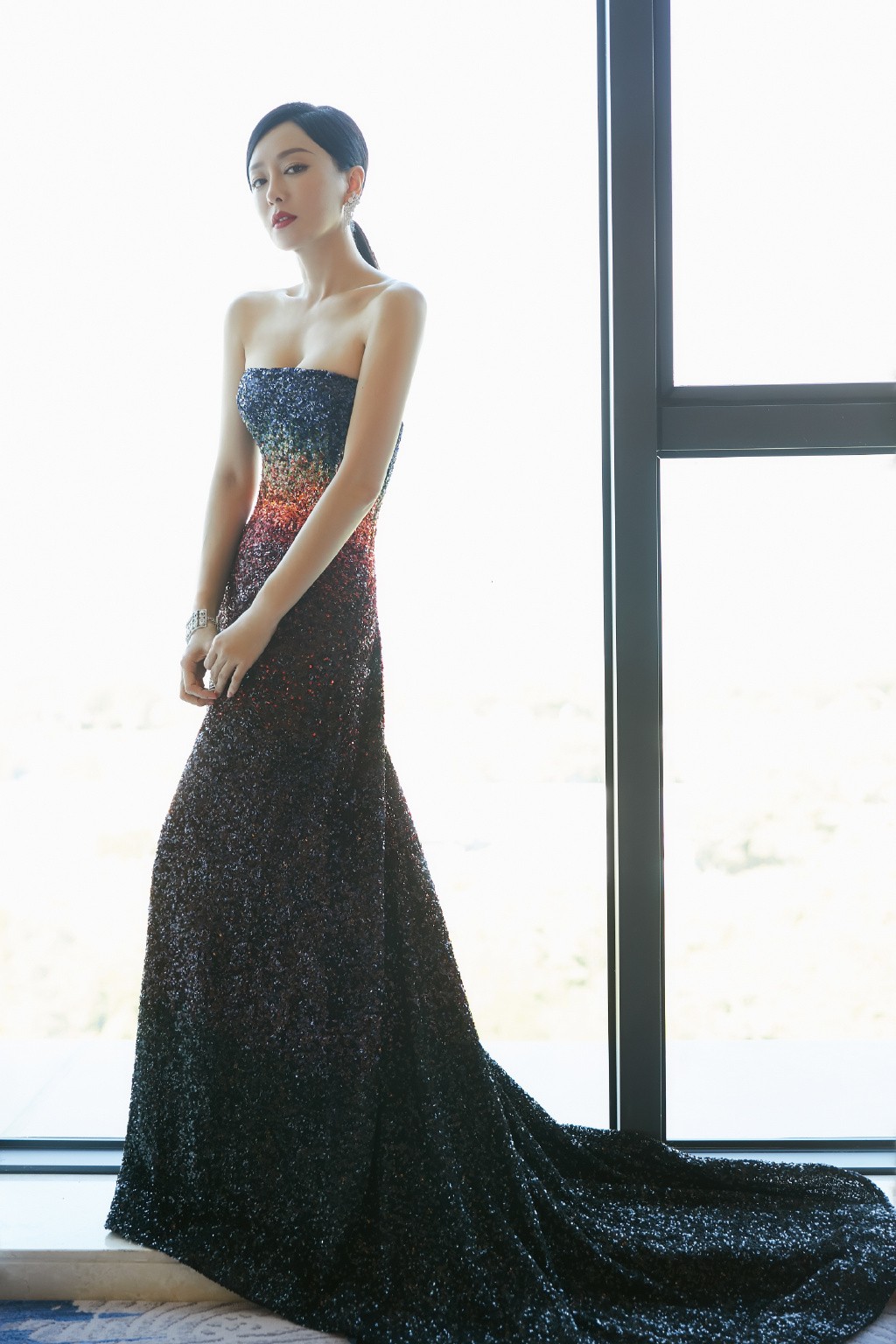 秦岚的状态真好穿圆领长裙走红毯,秦岚凸显迷人的穿搭