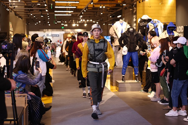 阿迪达斯ozweego春季新款,阿迪达斯新品来袭