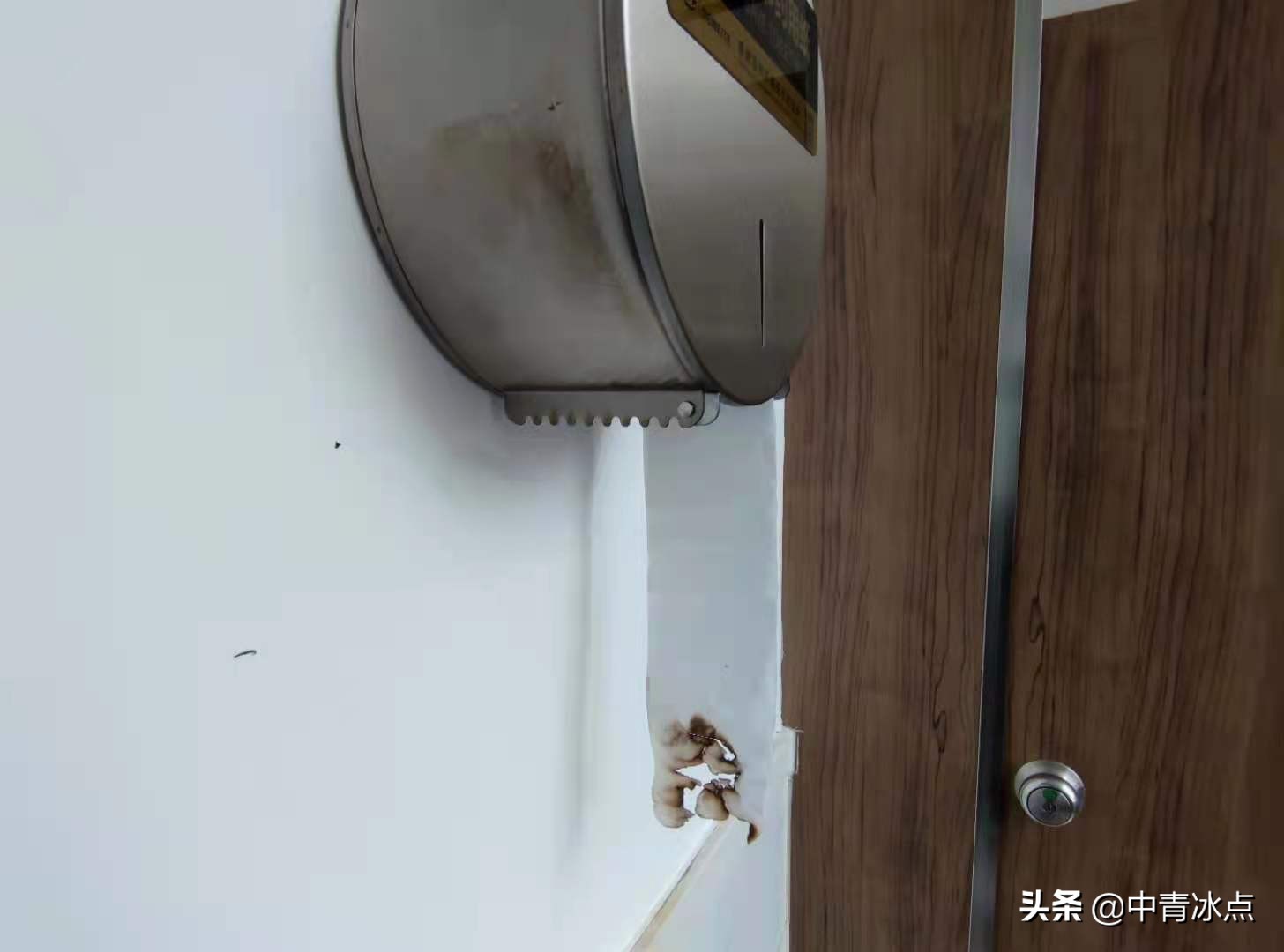 长沙求职男子上厕所刚点烟就爆炸,长沙求职小伙厕所点烟爆炸