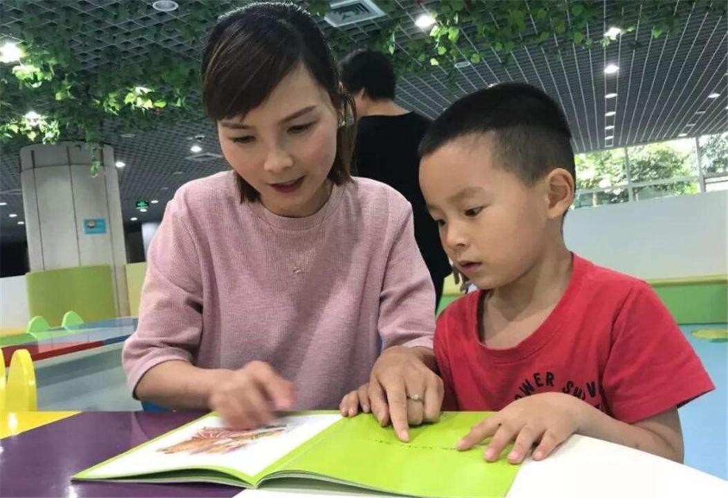 孩子爱踢被子怎么教育,宝宝睡觉老是蹬腿踢被