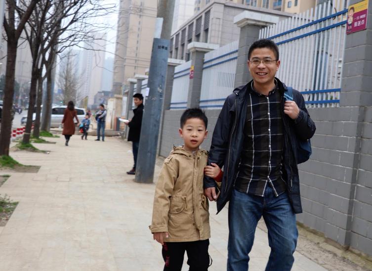 儿子要买玩具爸爸在地上打滚视频,儿子要买玩具爸爸躺地上视频