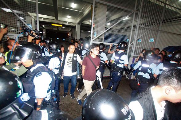 香港警察抓捕女嫌疑犯,港警拘捕黑暴分子