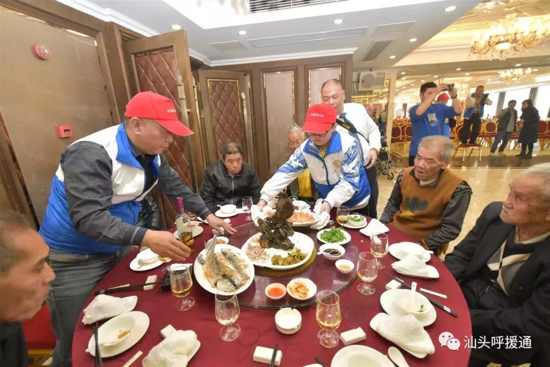龙湖区第八个善待鳏寡百叟宴今举行铂晶大酒店多年资助大爱奉献