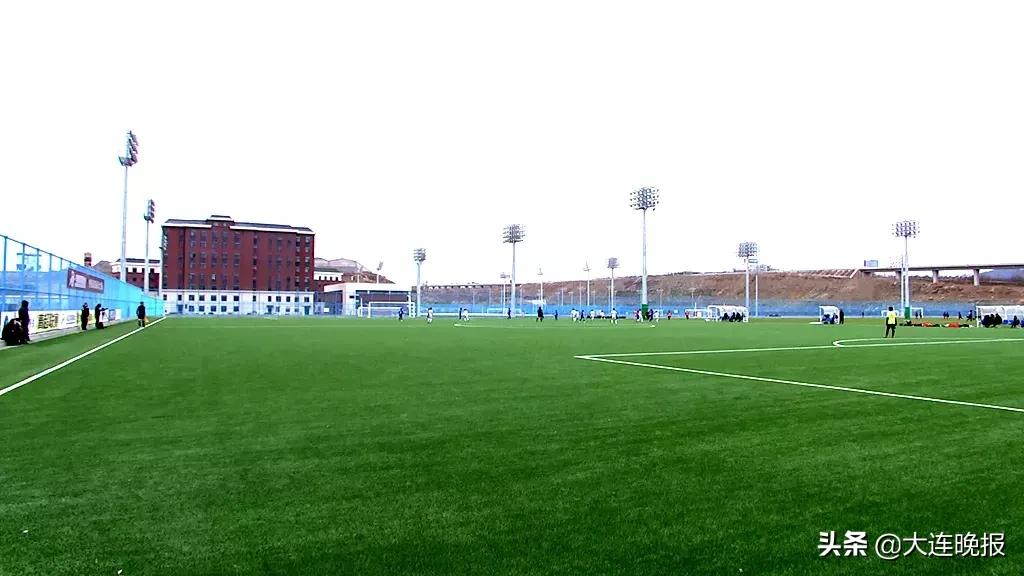 3万人足球场,大连大型专业足球场
