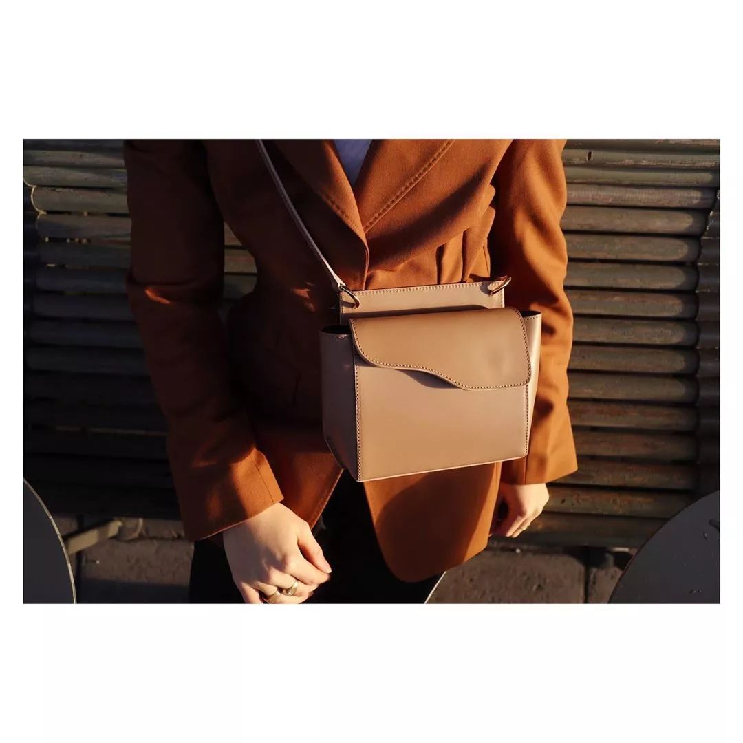 春天适合什么颜色包包,春天背什么颜色的包包